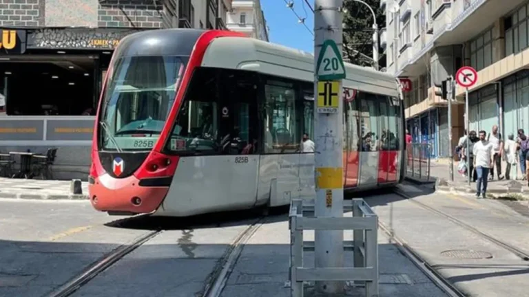 kabatas-bagcilar-tramvay-hattinda-yasanan-teknik-ariza-nedeniyle-seferler-aksadi-O4HBB6AS
