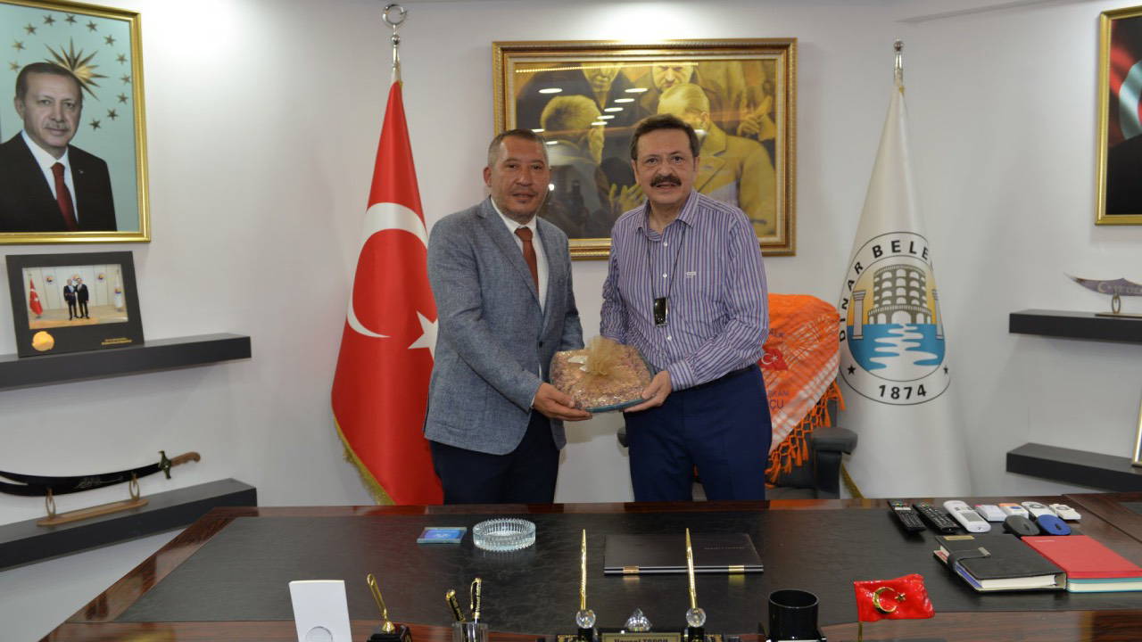 Veysel Topçu’nun AKP’ye Geçiş İddiaları ve ‘AKP Enkazı’ Afişi Yeniden Gündemde